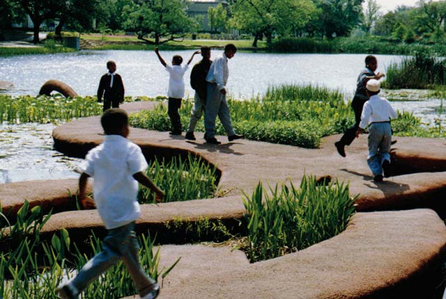 Patricia Johanson, Fair Park Lagoon Courtesy of the artist. 