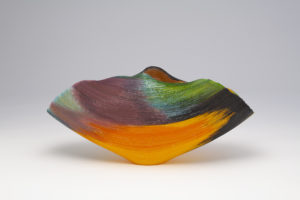 Toots Zynsky, Double Gouldian Finches Variation 2 (2018). Region: Australia. Filet de verre (glass thread). Dimensions: 6 3/4" x 14 1/2" x 7 1/8” (17 x 36.5 x 18 cm). ©Toots Zynsky, 2018. Courtesy of the artist.