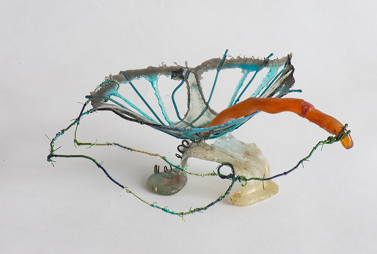 Nancy Cohen, <em>Momentary</em> (2018). Glass, metal, wire. Dimensions: 10 x 9 x 4 inches. ©Nancy Cohen 2018.