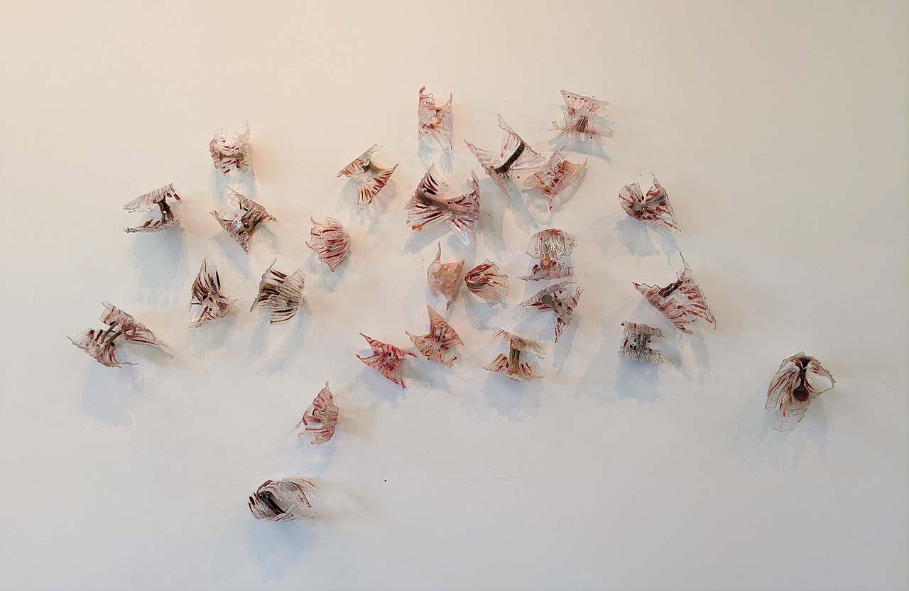 Nancy Cohen, Song of These Times. Glass, metal, wire. ©Nancy Cohen 2020. Courtesy of the artist.